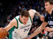 九游娱乐-TheShy关键节点惊险取胜，独行侠带队取胜！的简单介绍