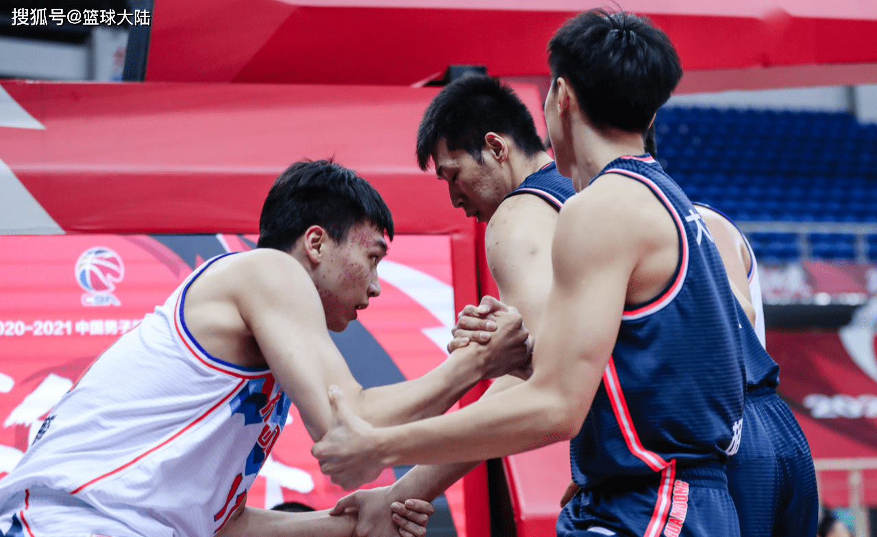 南城暴熊队对阵剑门雪豹队，排球季后赛读秒绝平，门将神扑救主——教练团队居功至伟(2024年7月内江排球比赛最新消息)