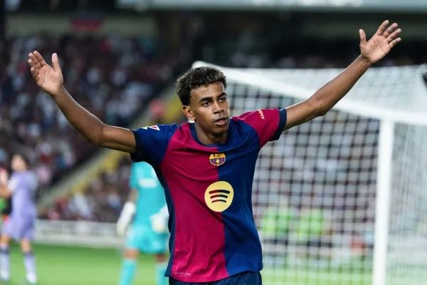  赛场上激情角逐爆燃全场 