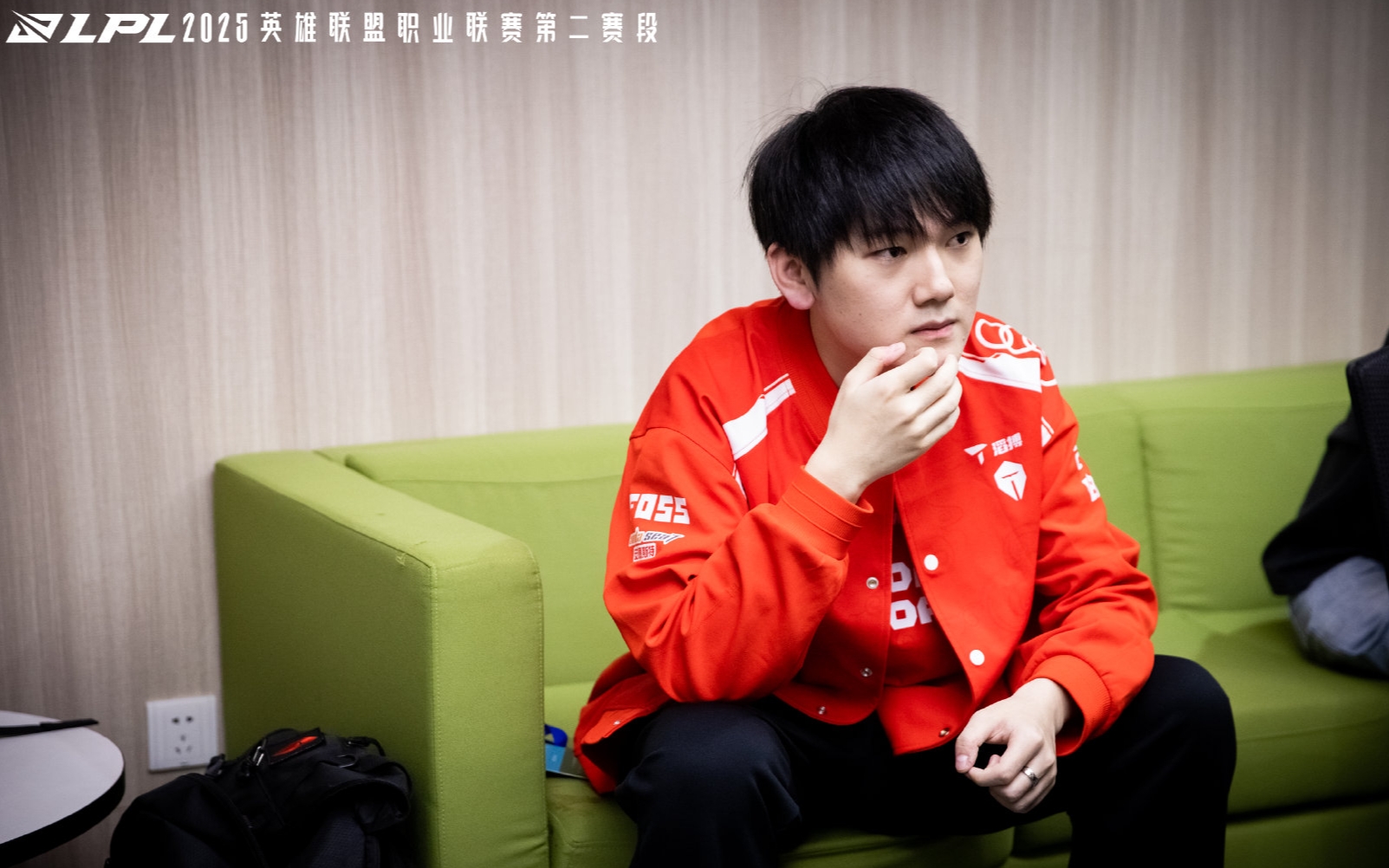 TheShy遭遇十二持续失利，日本队教练压力巨大！观众掌声雷动的简单介绍