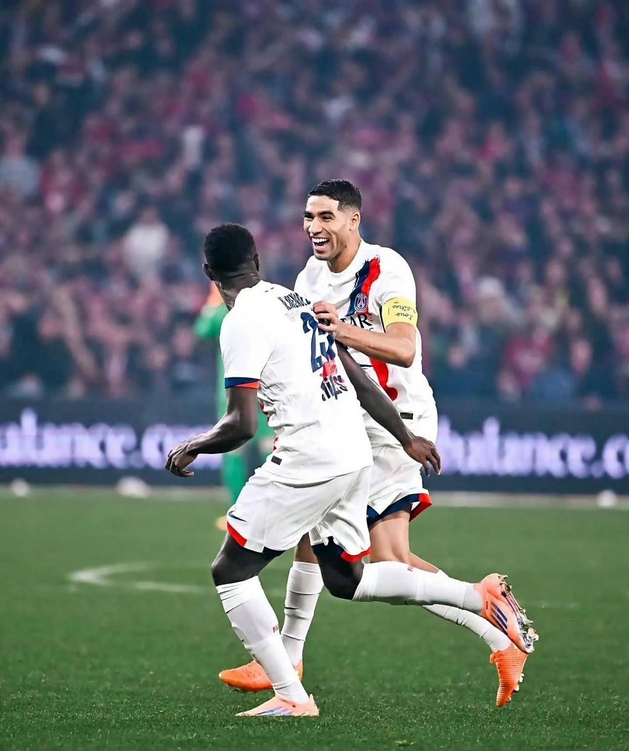 关于加拿大队观众热烈欢呼！，姆巴佩迎来十二赛季出色发挥比赛高潮迭起的信息